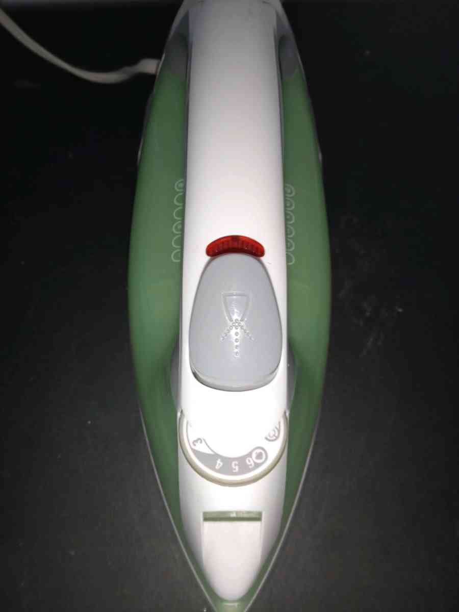 BLACK n DECKER Easy Steam Compact Iron - Fremont, California - FleaMarketBay