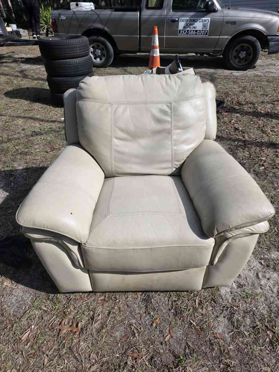 Cindy Crawford leather lounge chair - Citra, Florida