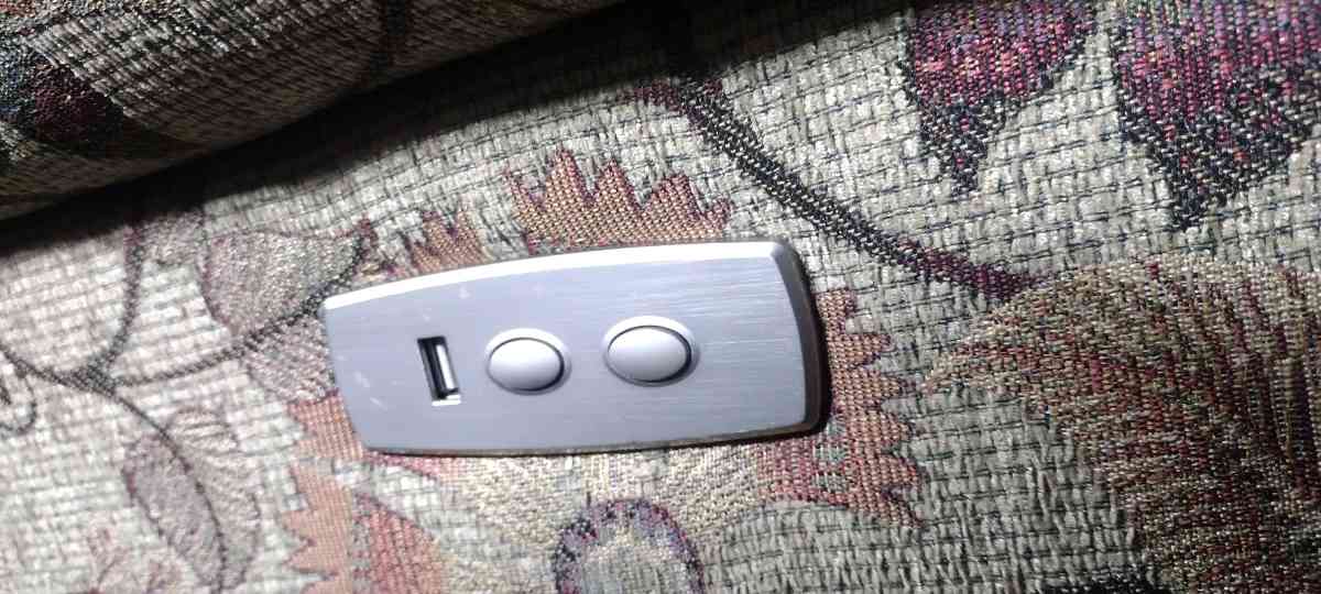 2 electric recliners - Scotland, South Dakota - FleaMarketBay