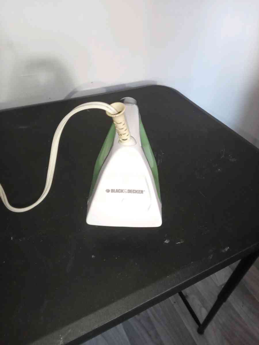 BLACK n DECKER Easy Steam Compact Iron - Fremont, California - FleaMarketBay