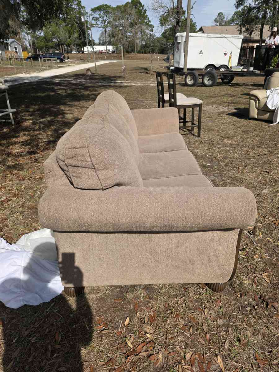 nice big couch - Citra, Florida - FleaMarketBay