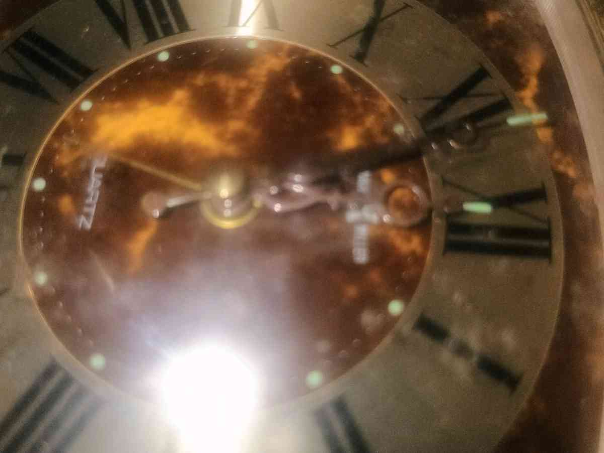 vintage howard and miller mantle desk top clock - Seaford, Delaware - FleaMarketBay