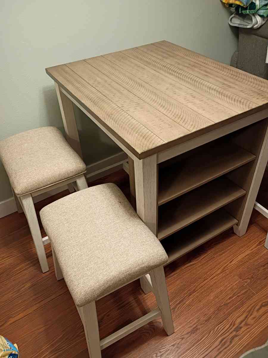Counter Height Dining Table and 4 Barstools - Issaquah, Washington - FleaMarketBay