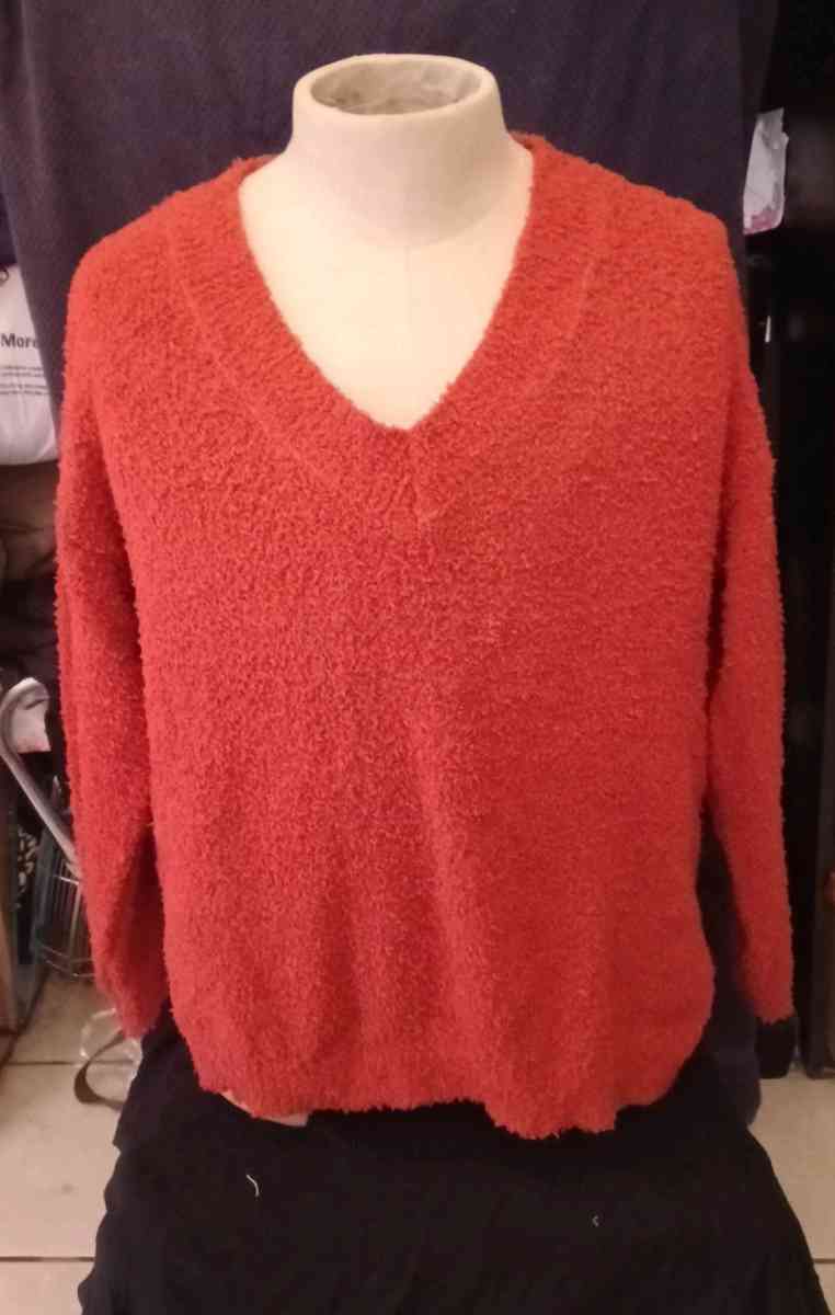 V Neck Pullover Sweater SIZE M - Los Angeles, California