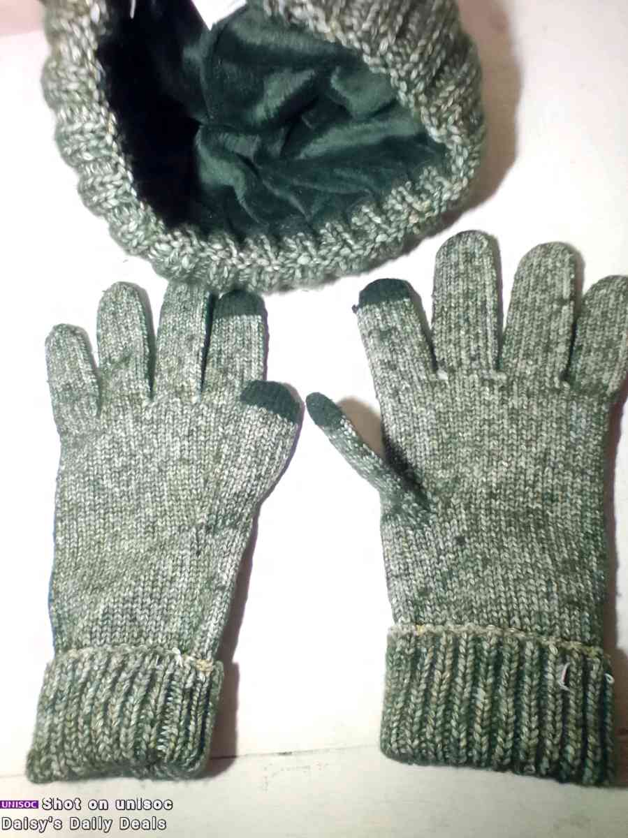 womens winter knit cap and glove set - New Brunswick, New Jersey - FleaMarketBay