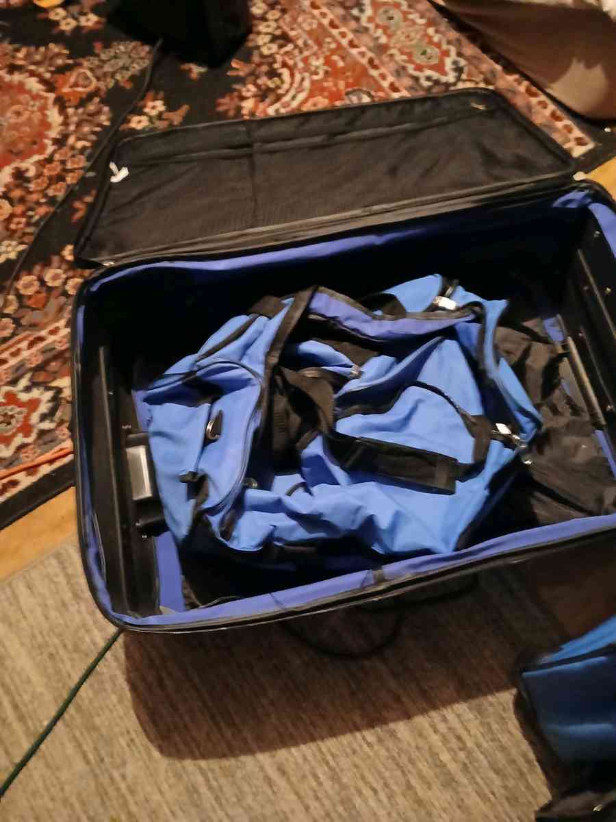 5 peice luggage set color blue with red stripe on front - Lawrenceburg, Indiana - FleaMarketBay