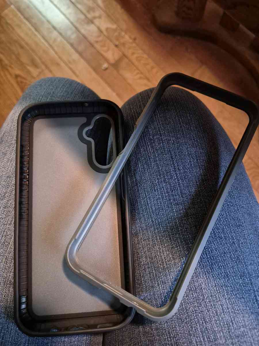 GENTLY USED Samsung GalaxyS14 phone case - New Baltimore, Michigan