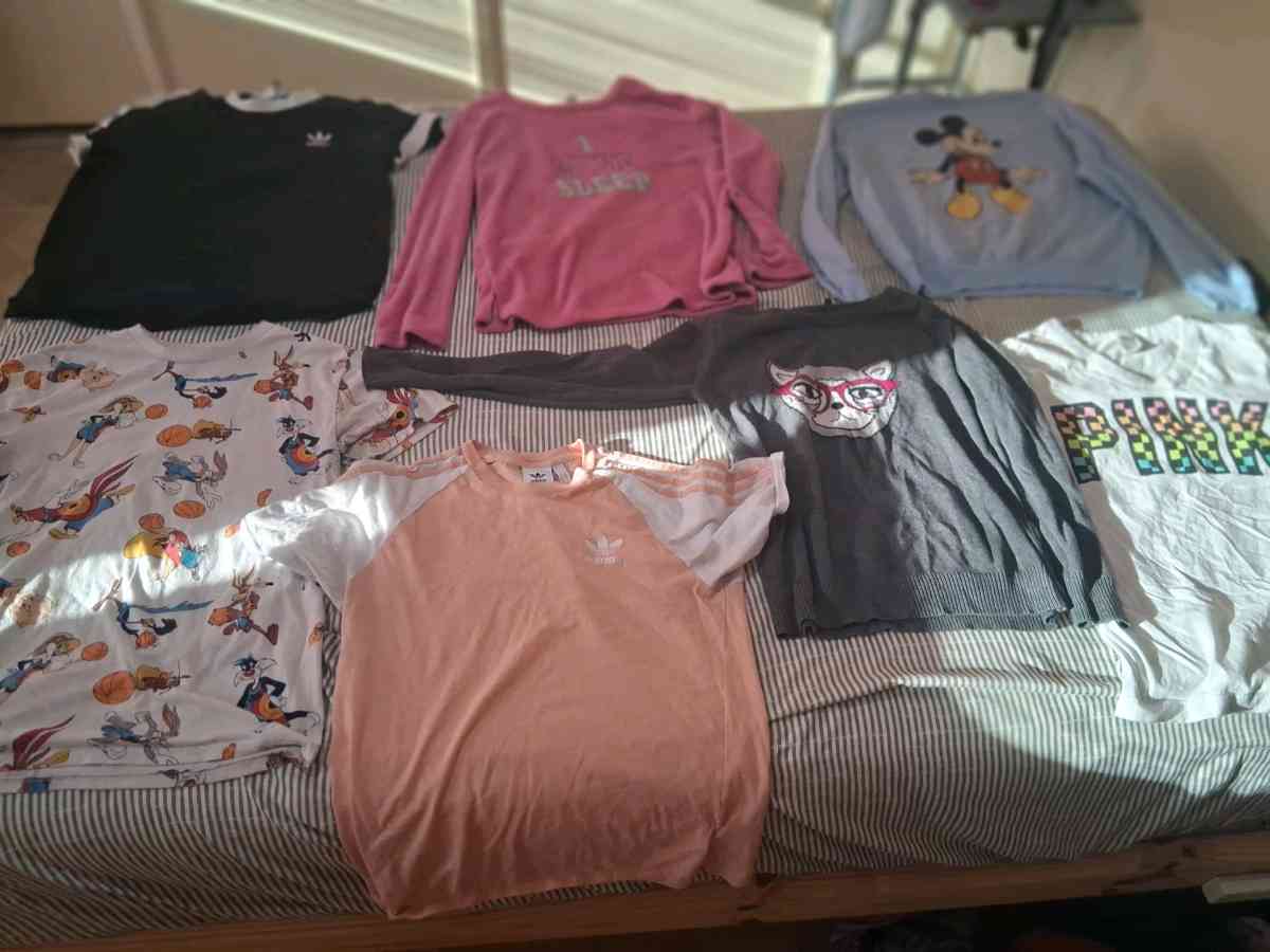 wemons Nike clothes bundle sz sm - Crystal Springs, Mississippi - FleaMarketBay