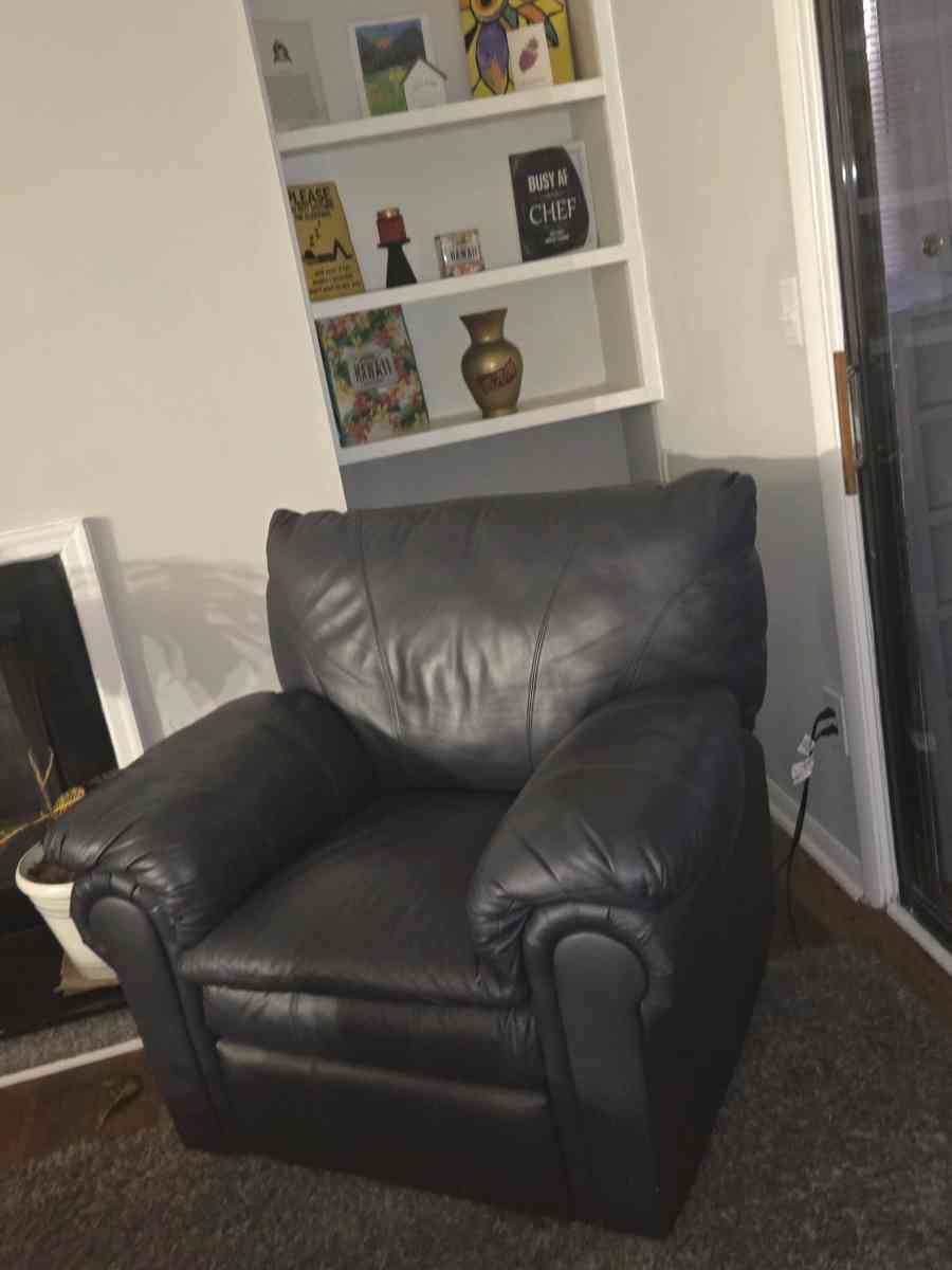 Ethan Allen  Two Piece Leather SET with Recliner - Stone Mountain, Georgia - FleaMarketBay
