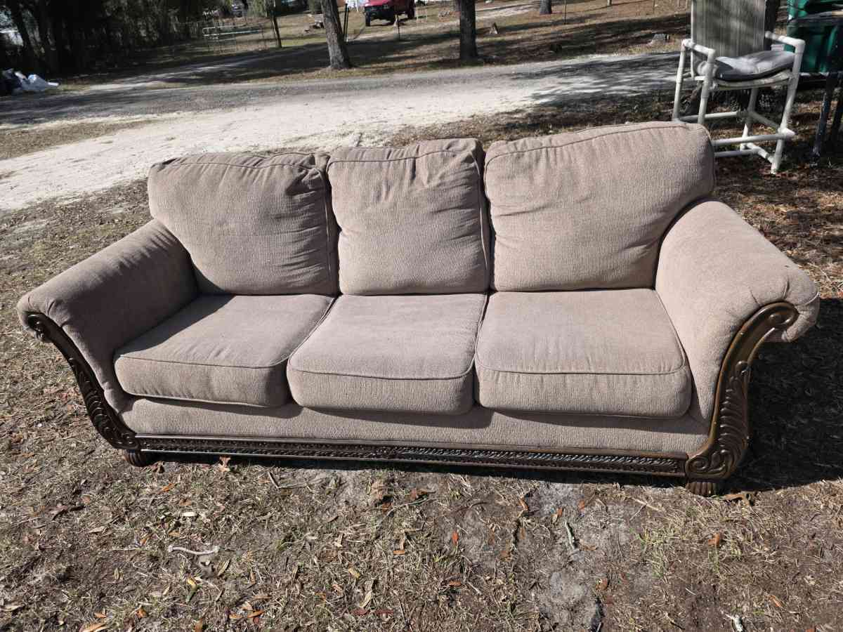 nice big couch - Citra, Florida - FleaMarketBay