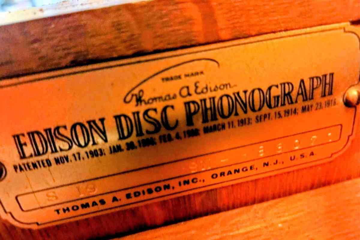 a1916Thomas Edison disc phonograph with 35 records that come - Saint Joseph, Missouri - FleaMarketBay