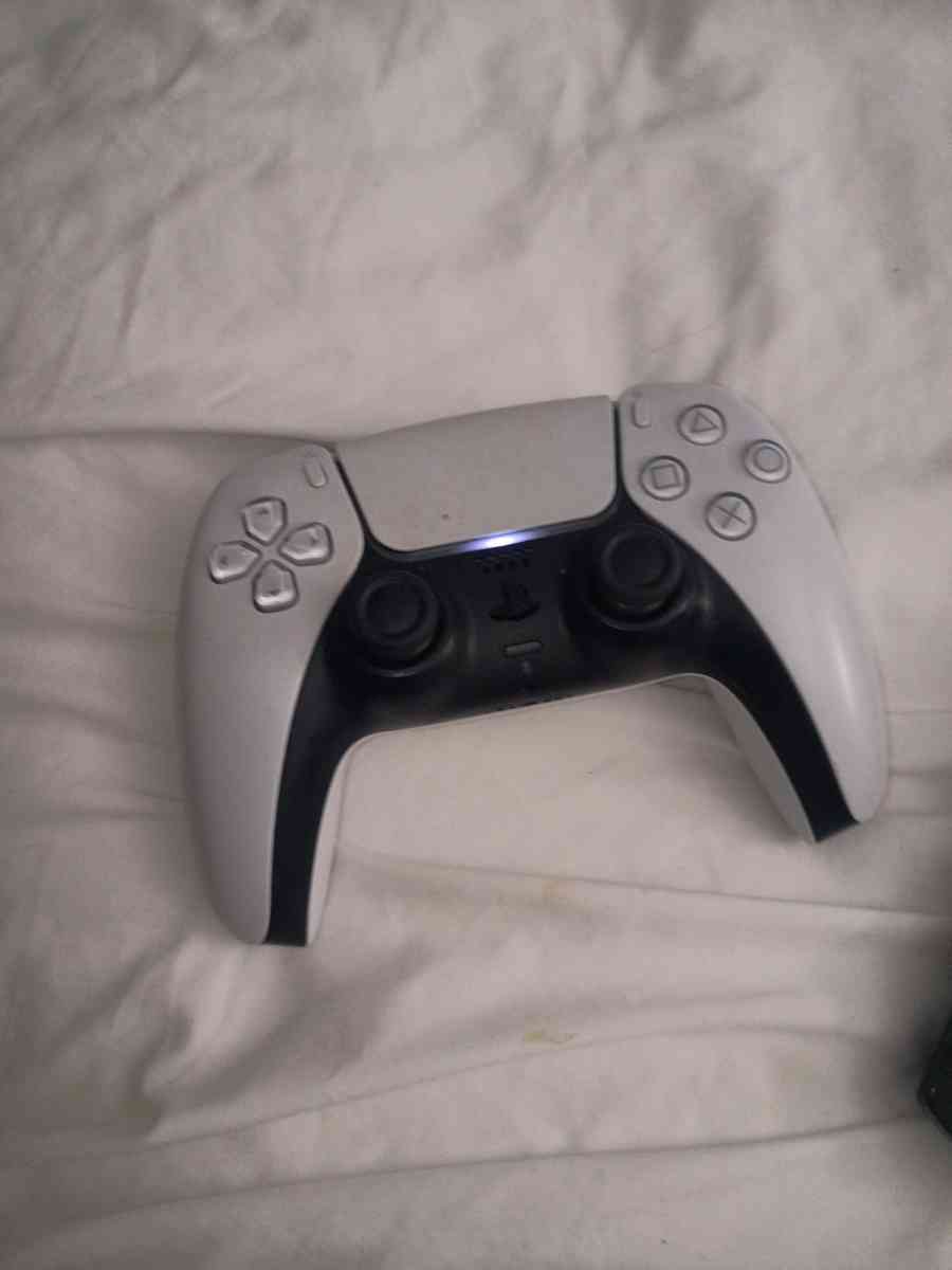 PS5 complete with accessories laptop - Thomasville, North Carolina - FleaMarketBay