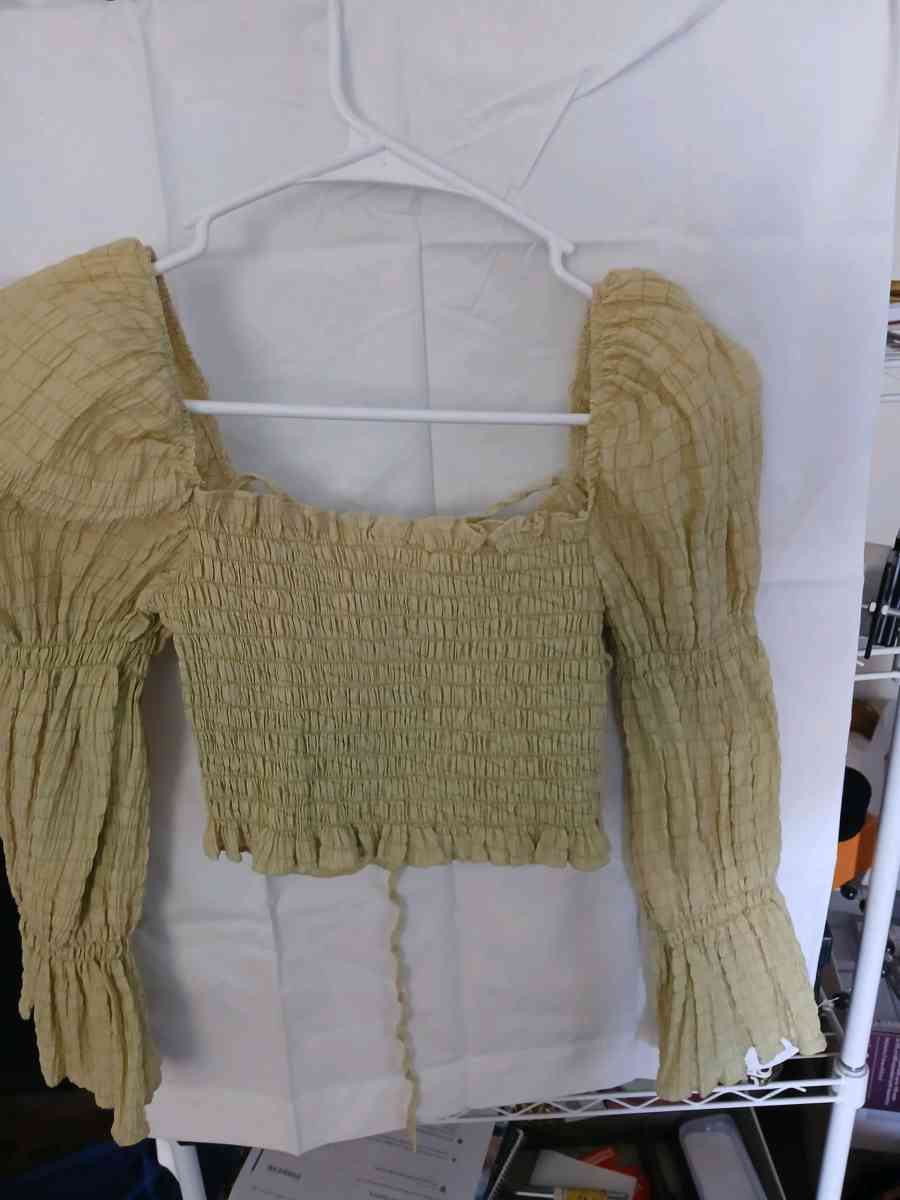 Womans Shirt Puffy Shoulders - Banning, California - FleaMarketBay
