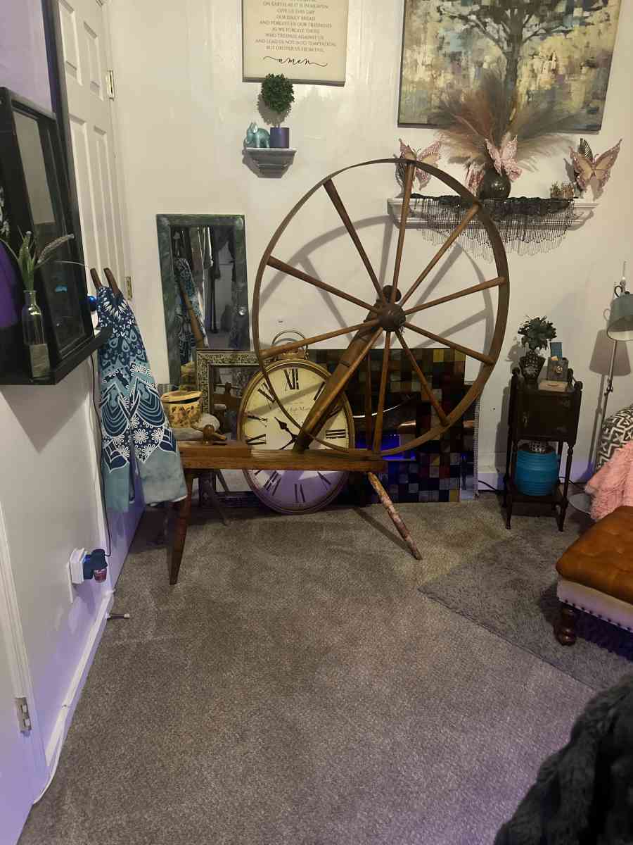 antique 43 inch great spinning wheel - Hamilton, Ohio - FleaMarketBay