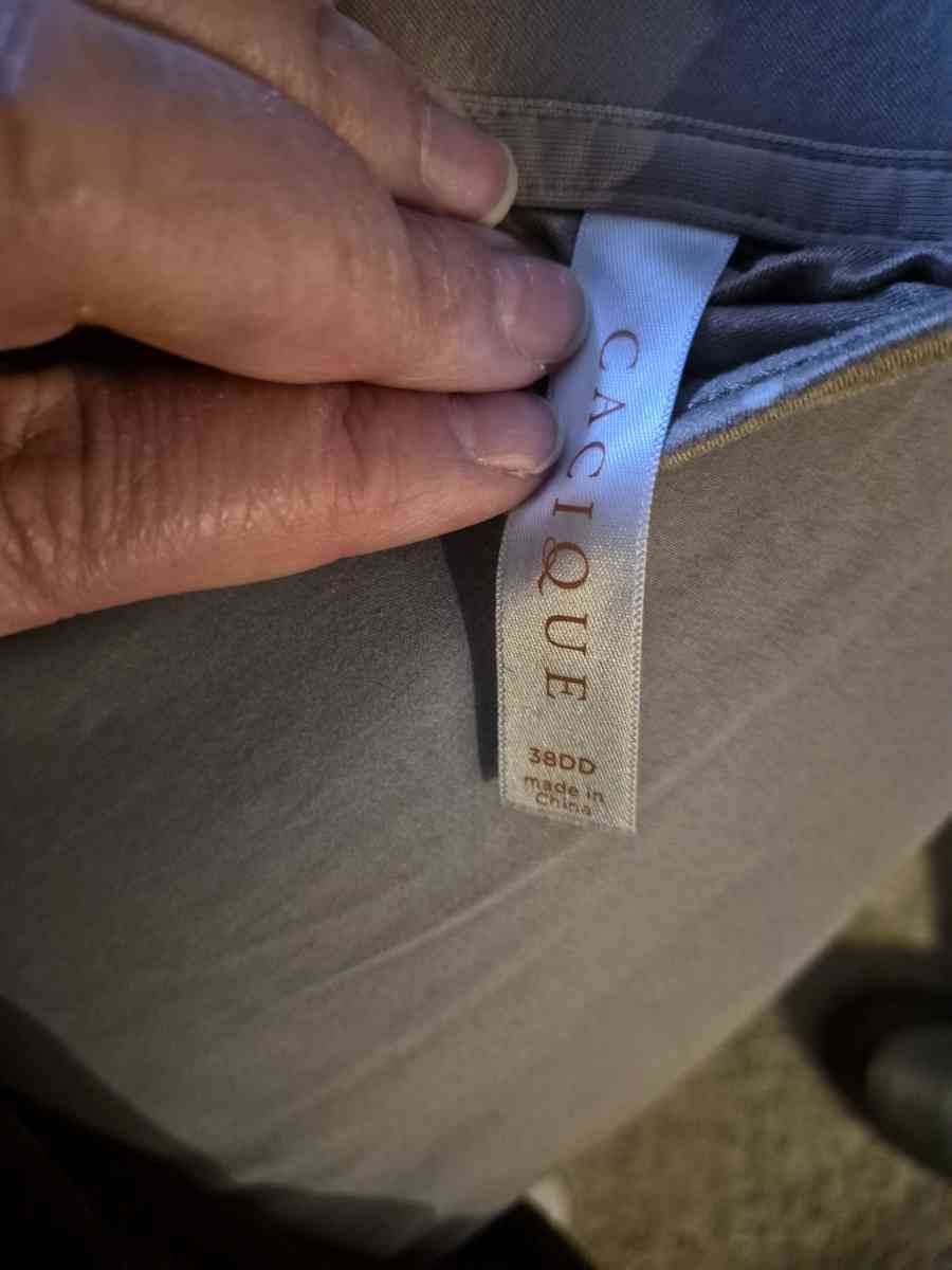 LIKE NEW Cacique Bra 38DD - New Baltimore, Michigan - FleaMarketBay