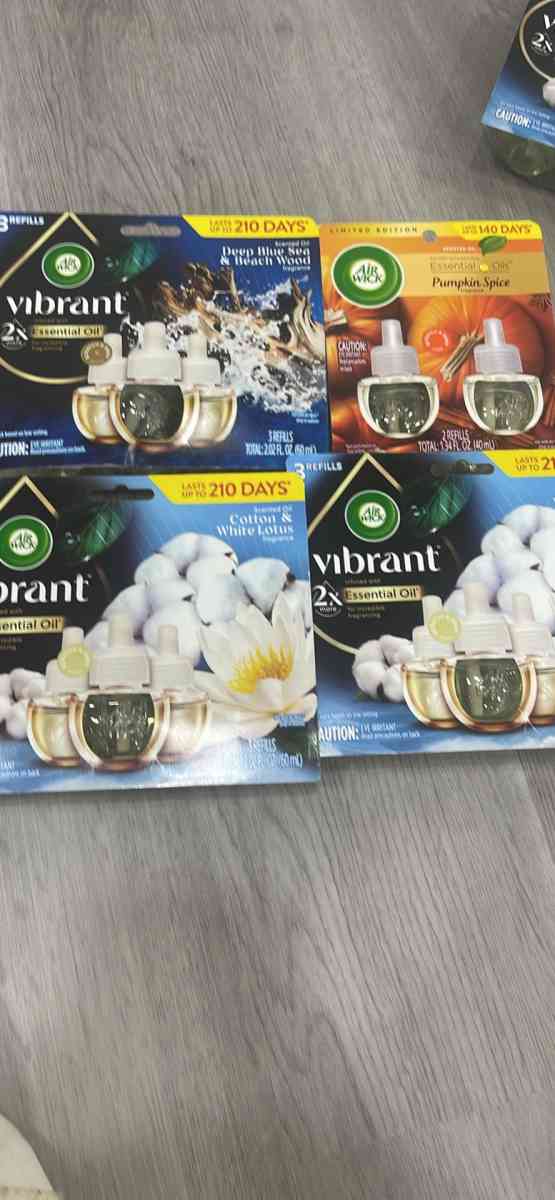 Air Wick Vibrant Scented Oils Plug In Scented Oil - Cherry Hill, New Jersey - FleaMarketBay