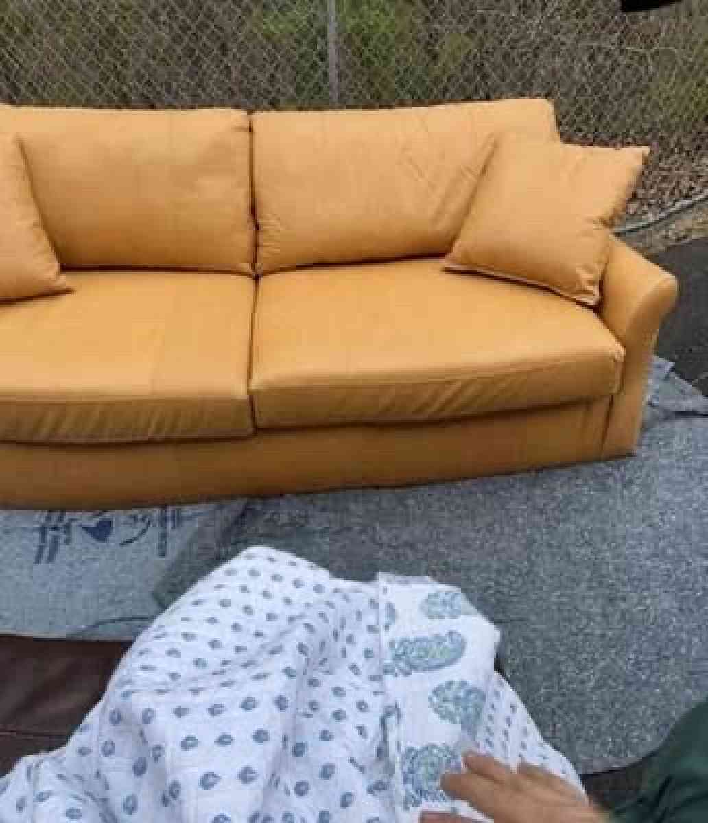 Beautiful Bowery leather sofa - Acworth, Georgia - FleaMarketBay