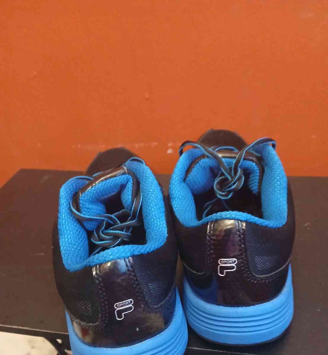Fila black and blue tennis shoes size 7 men - Lawrenceburg, Indiana - FleaMarketBay