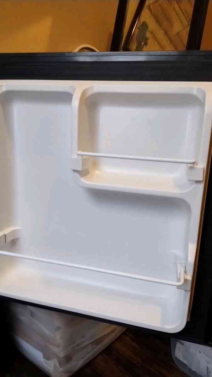 black and Decker mini fridge - Dallas, Texas - FleaMarketBay