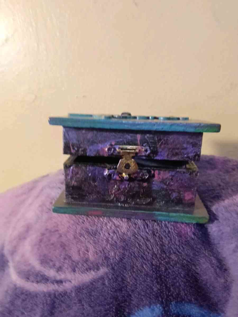 friends trinket box - Lufkin, Texas - FleaMarketBay