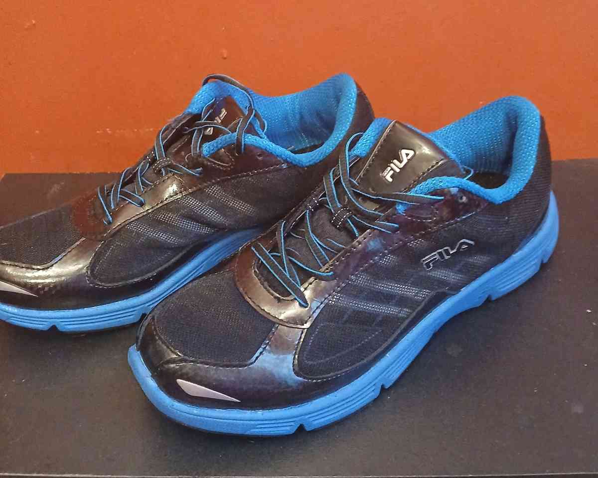 Fila black and blue tennis shoes size 7 men - Lawrenceburg, Indiana - FleaMarketBay