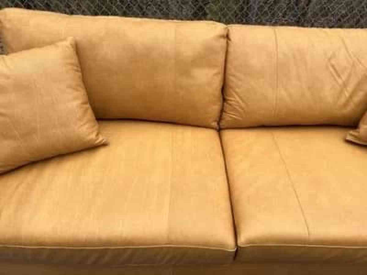 Beautiful Bowery leather sofa - Acworth, Georgia - FleaMarketBay