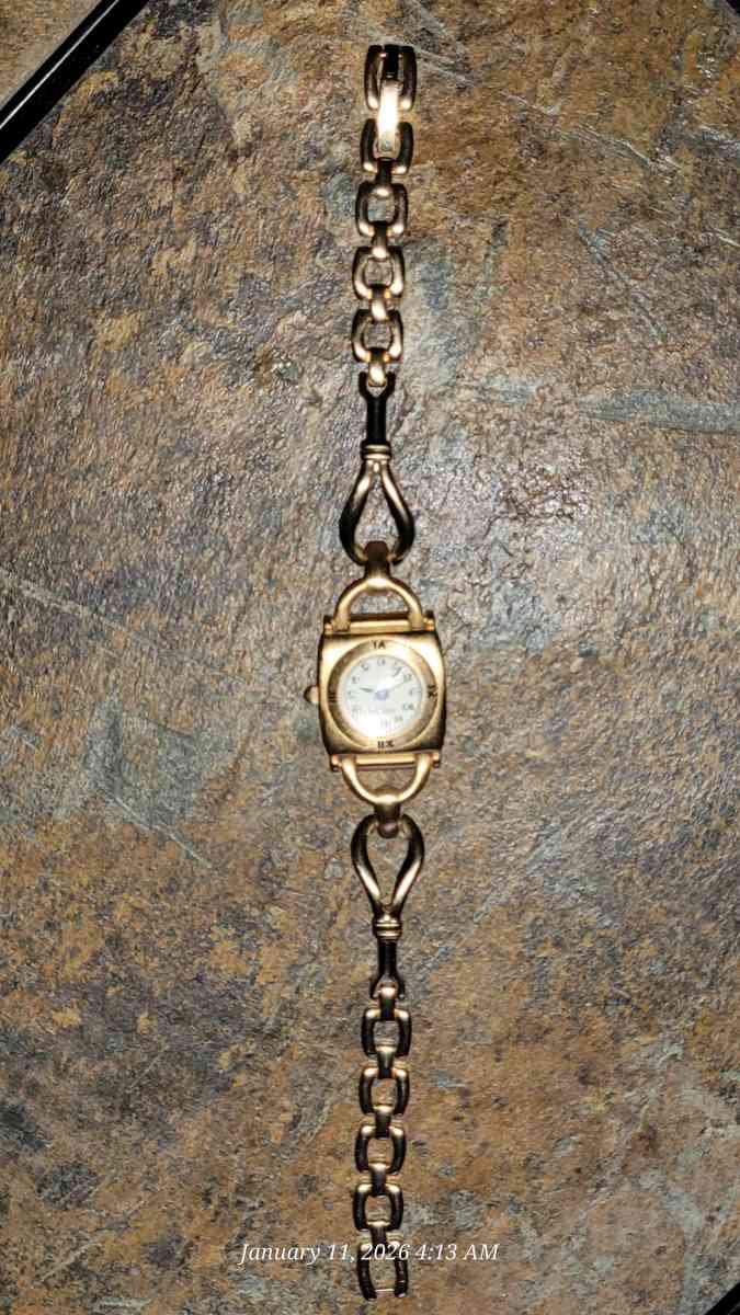 Vintage Fossil gold tone watch with case - Davidson, North Carolina