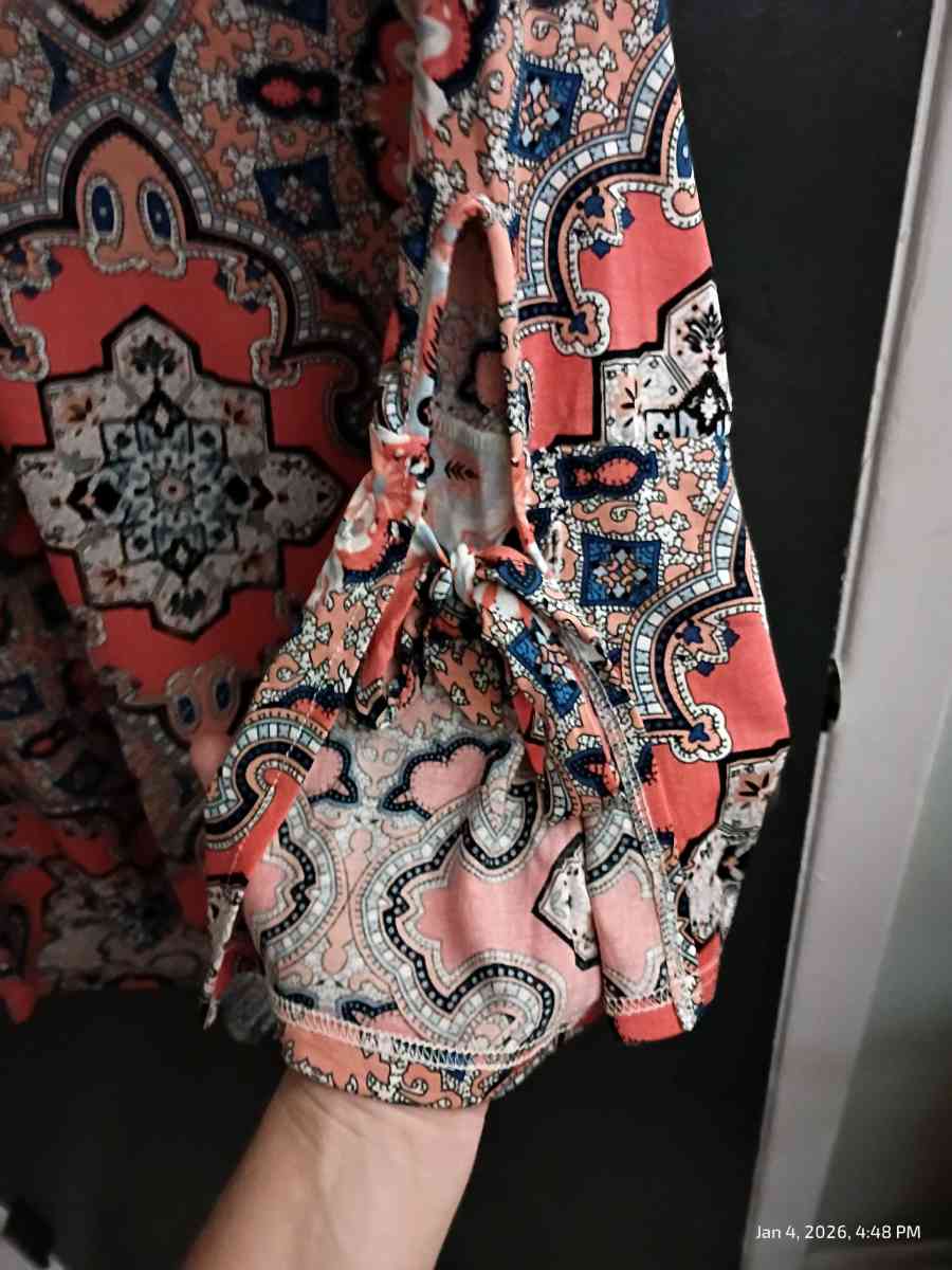 3 quarter length sleeves shirt - Hudson, Florida - FleaMarketBay