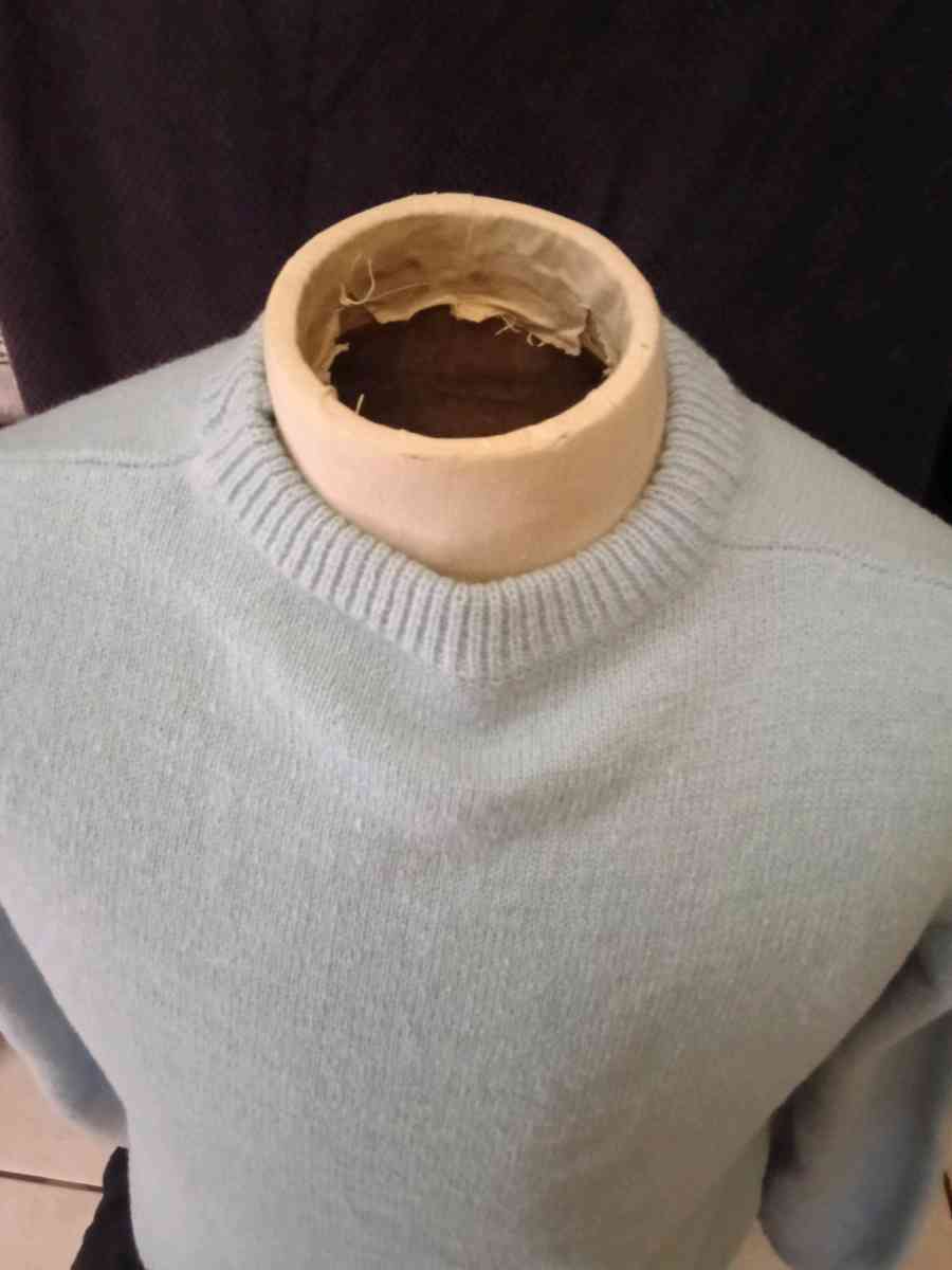 Sky Blue Neck SWEATER size M - Los Angeles, California - FleaMarketBay