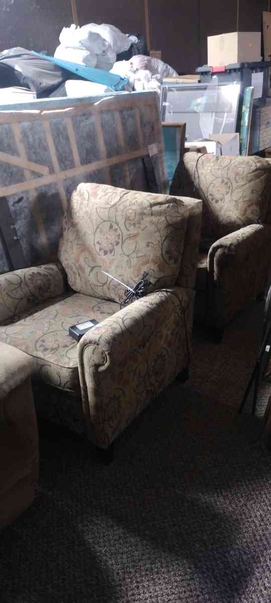 2 electric recliners - Scotland, South Dakota - FleaMarketBay