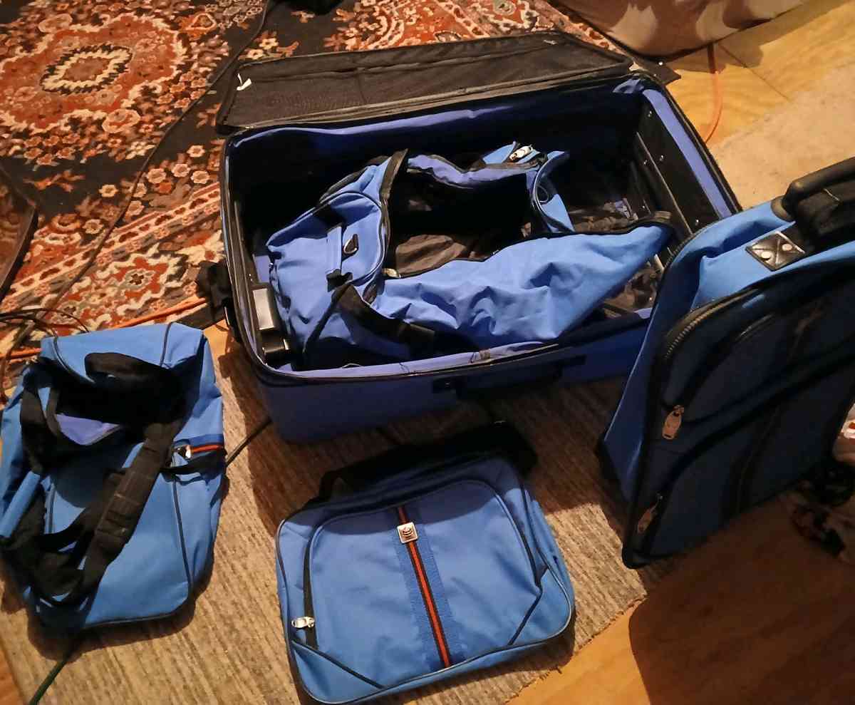 5 peice luggage set color blue with red stripe on front - Lawrenceburg, Indiana - FleaMarketBay