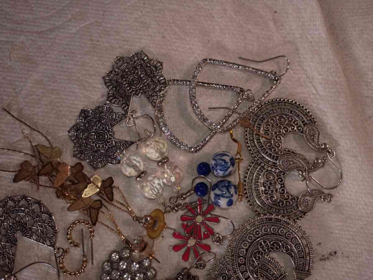 random earrings - Clatskanie, Oregon - FleaMarketBay