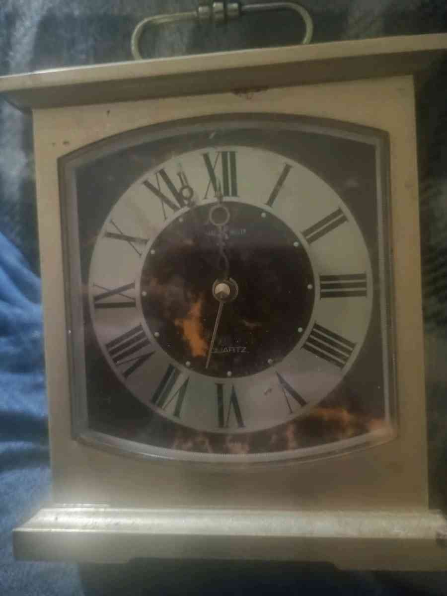 vintage howard and miller mantle desk top clock - Seaford, Delaware - FleaMarketBay
