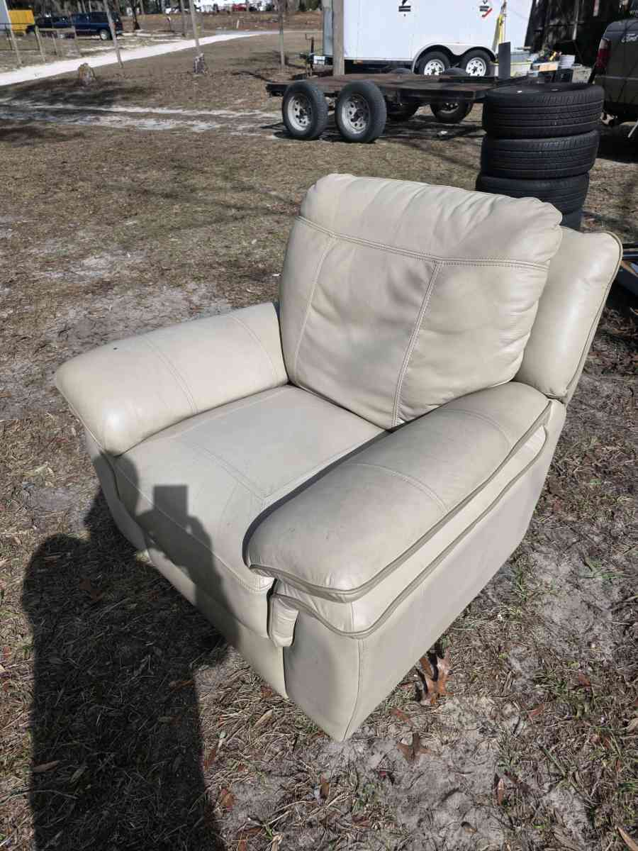 Cindy Crawford leather lounge chair - Citra, Florida - FleaMarketBay
