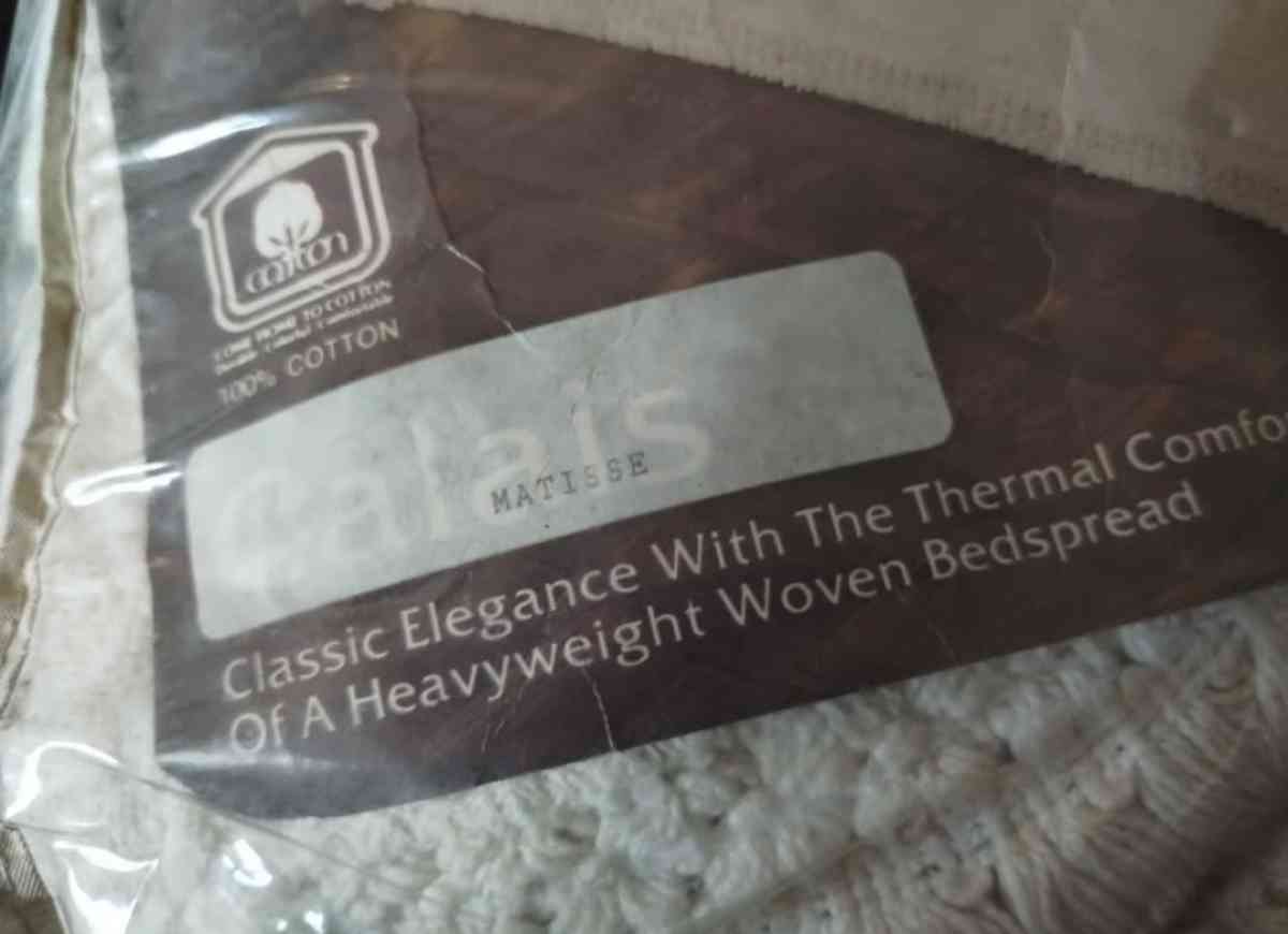 Twin size classic Elegance bed spread - Dayton, Ohio - FleaMarketBay