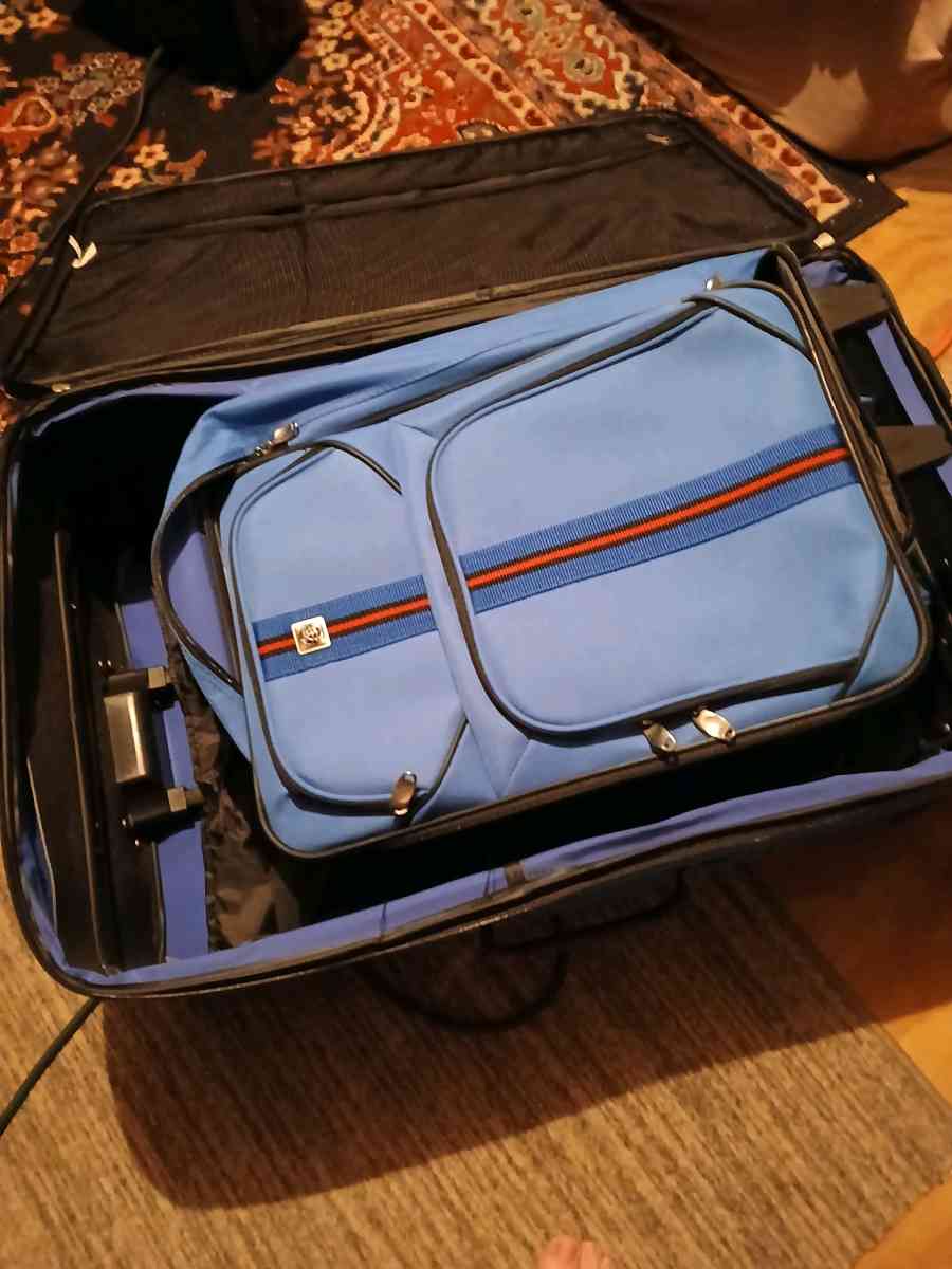 5 peice luggage set color blue with red stripe on front - Lawrenceburg, Indiana - FleaMarketBay