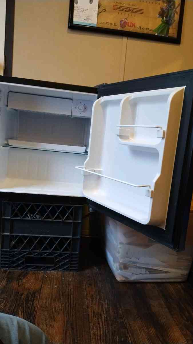 black and Decker mini fridge - Dallas, Texas - FleaMarketBay