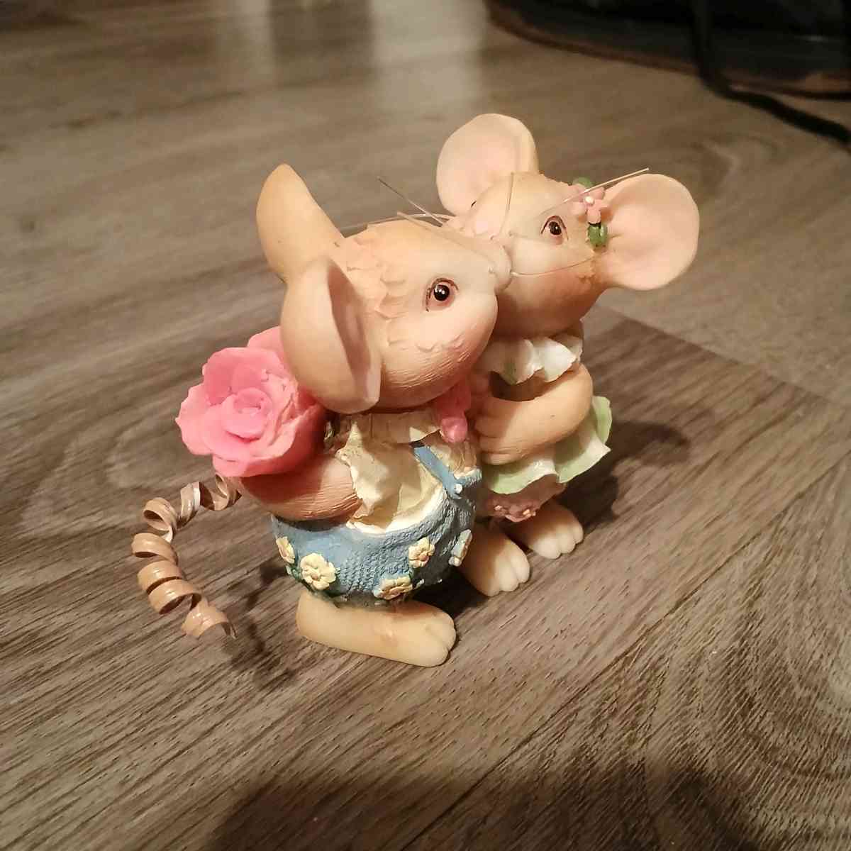 loves embrace by enesco - Addy, Washington - FleaMarketBay