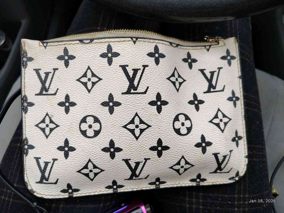 Louis Vuitton Neverfull Pouch - Hendersonville, Tennessee - FleaMarketBay