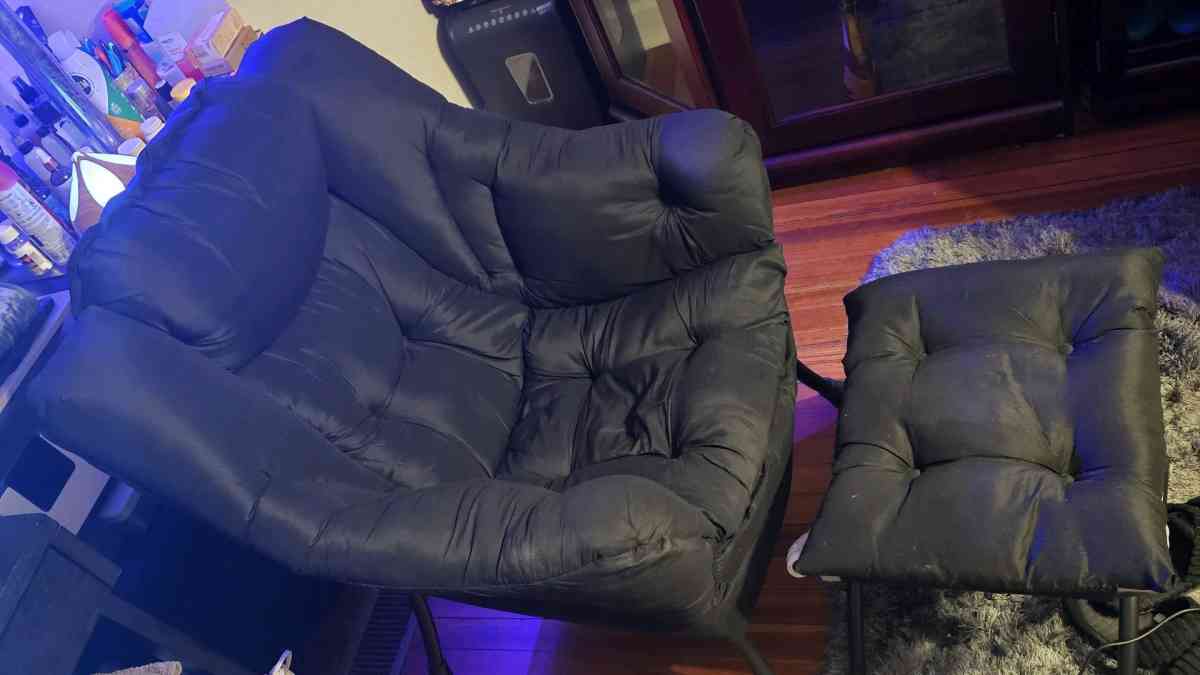 chair with ottoman - Lexington, North Carolina - FleaMarketBay