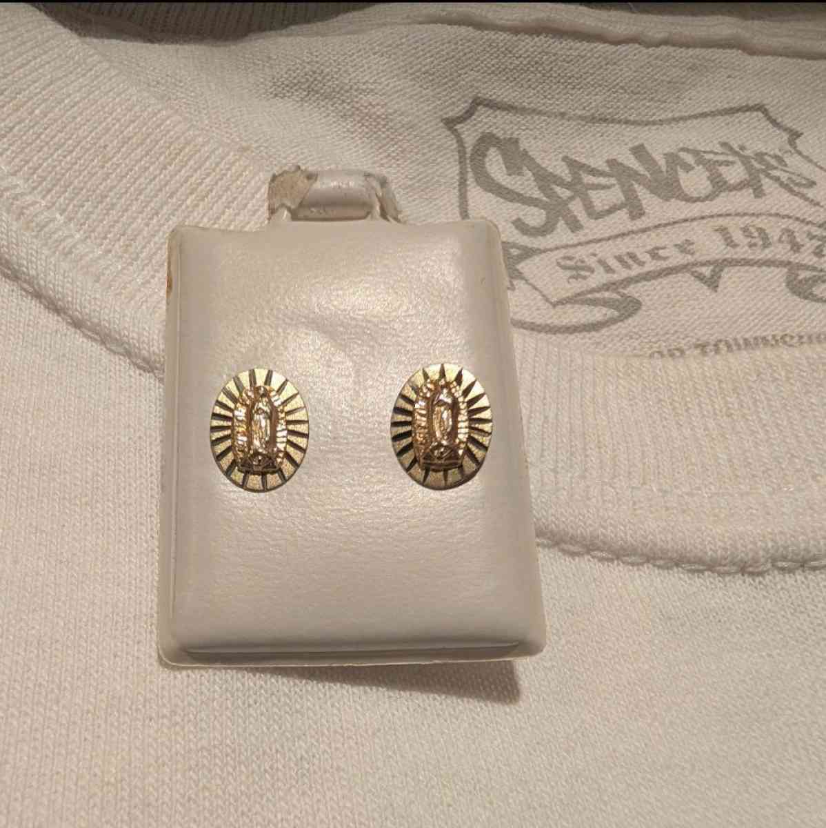 earrings for girl never used gold - Morrisville, North Carolina - FleaMarketBay