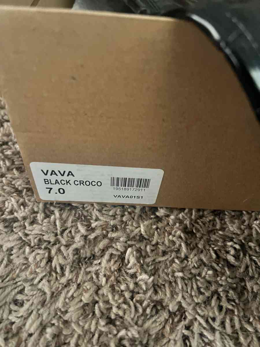 Steve Madden Glossy Black Croc Embossed Heeled Boots - Lithia Springs, Georgia - FleaMarketBay