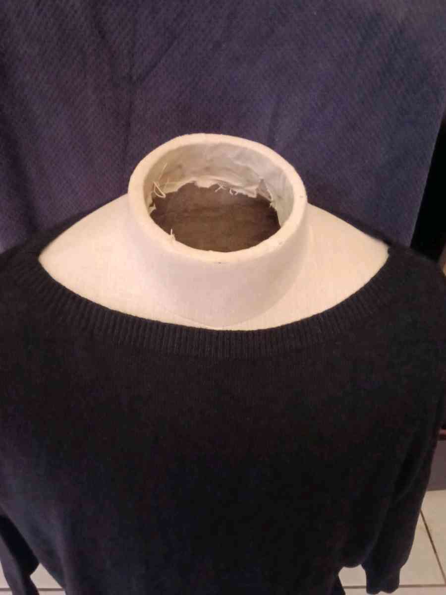 Black Cropped sweater - Los Angeles, California - FleaMarketBay