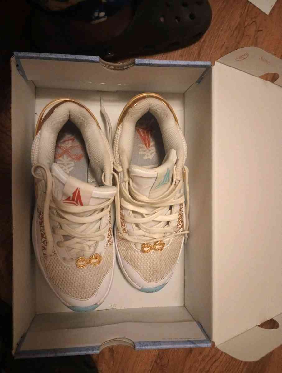 basketball shoes - Atwater, California - FleaMarketBay