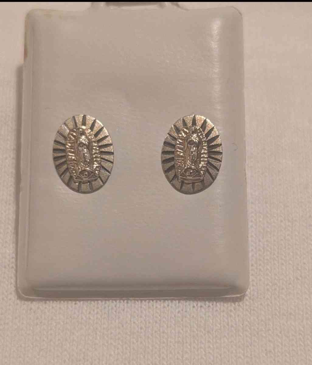 earrings for girl never used gold - Morrisville, North Carolina - FleaMarketBay