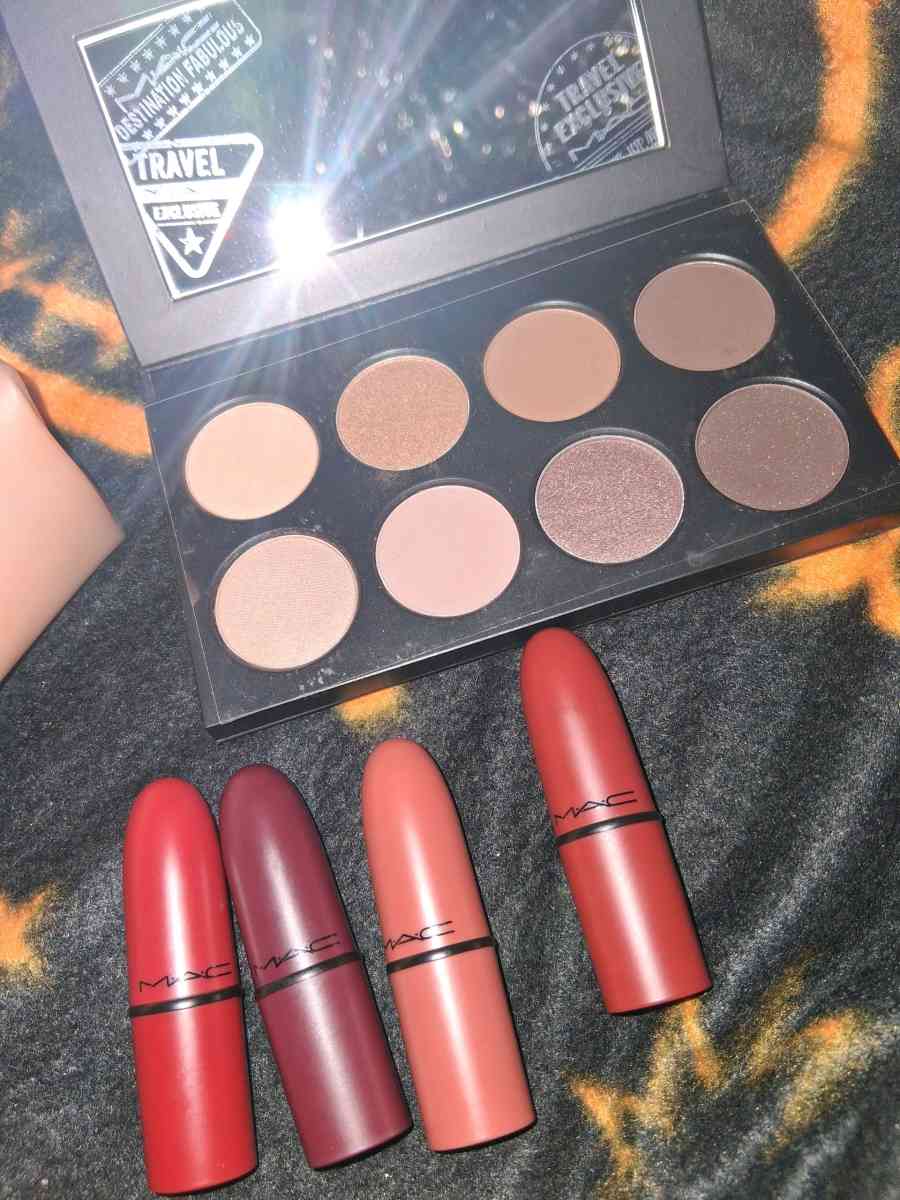 Mac makeup set - Cincinnati, Ohio - FleaMarketBay
