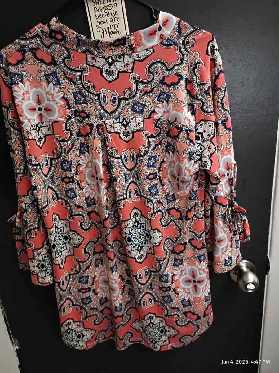 3 quarter length sleeves shirt - Hudson, Florida - FleaMarketBay