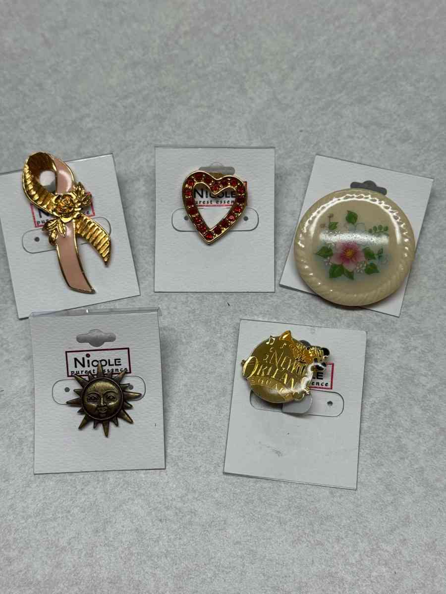 pins and brooches - Demotte, Indiana - FleaMarketBay