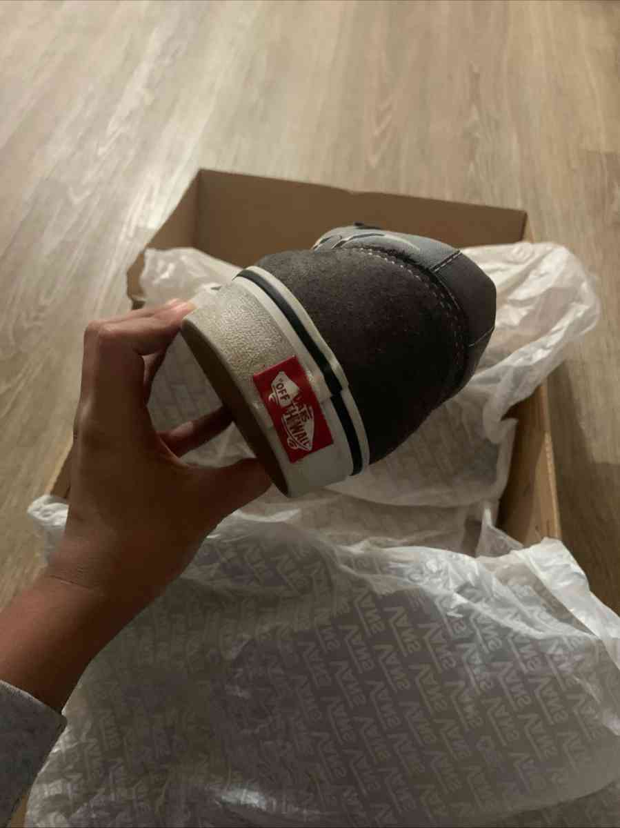 vans white and black strips - Victorville, California - FleaMarketBay