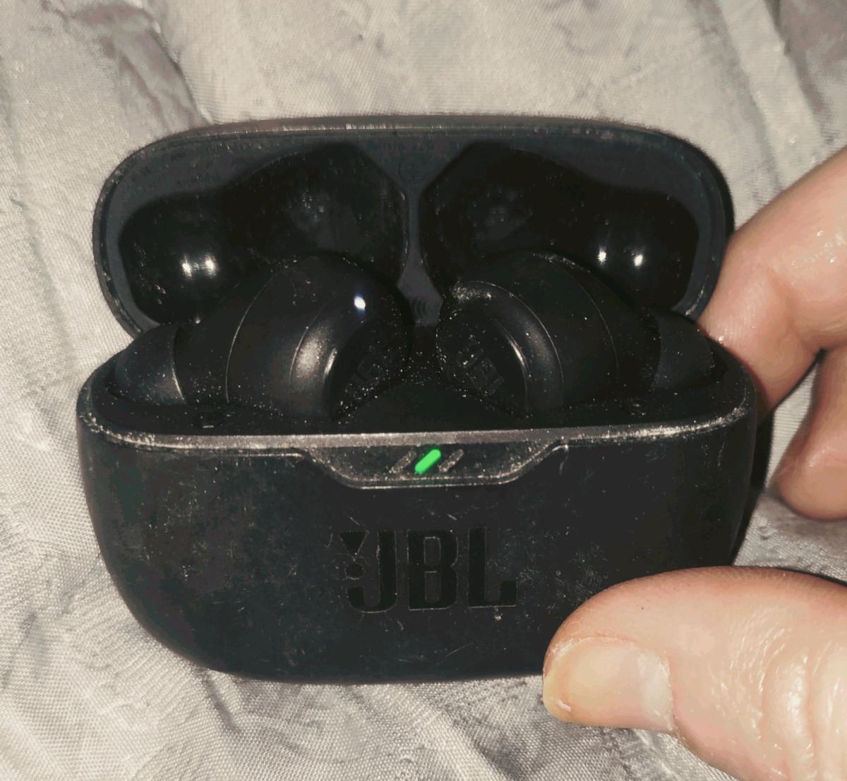 JBL Bluetooth wireless headphones with charger - Kansas City, Missouri - FleaMarketBay